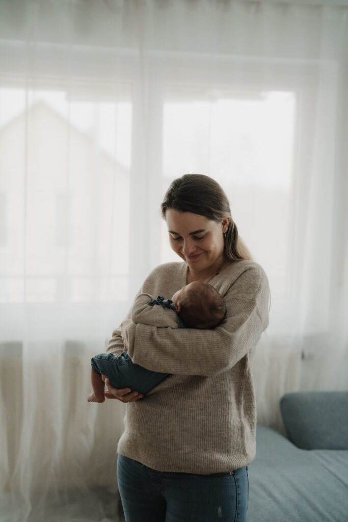 Newbornshooting Konstanz Frau mit Baby